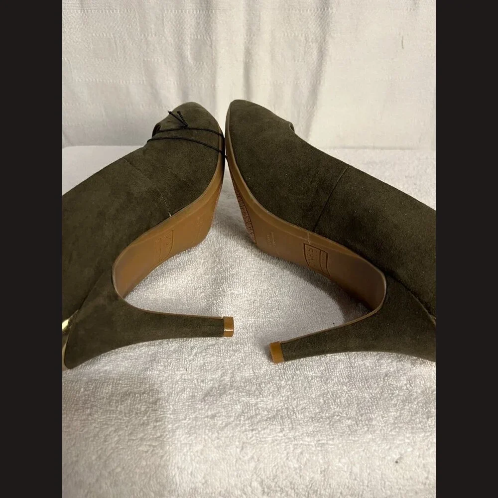 Jones New York green suede‎ heels with silver detal on the back size 8.5